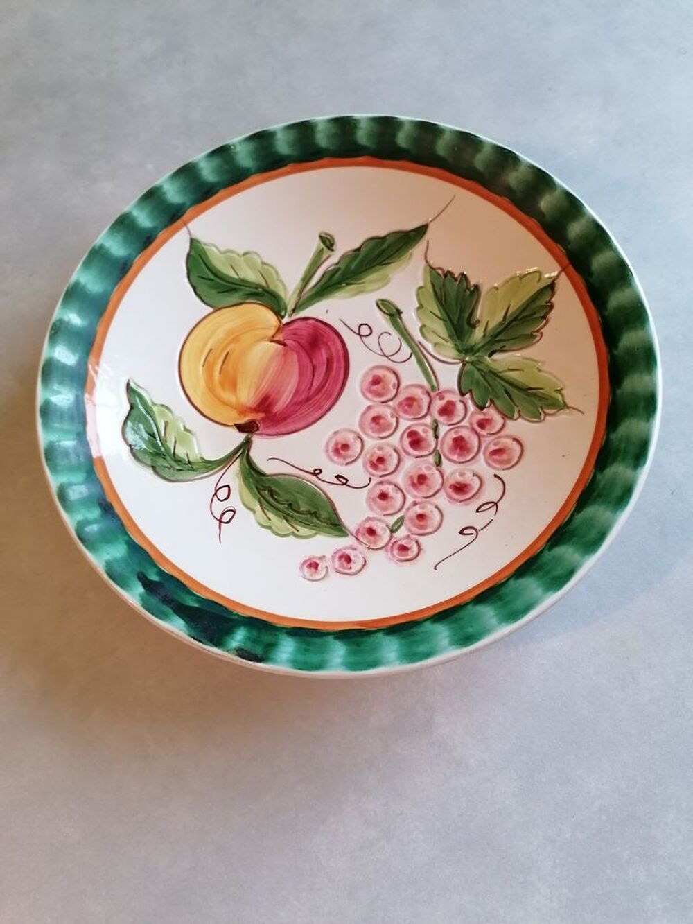 Plat rond et creux en barbotine Décoration