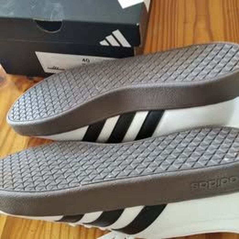 Baskets Adidas femme neuves P40 Chaussures