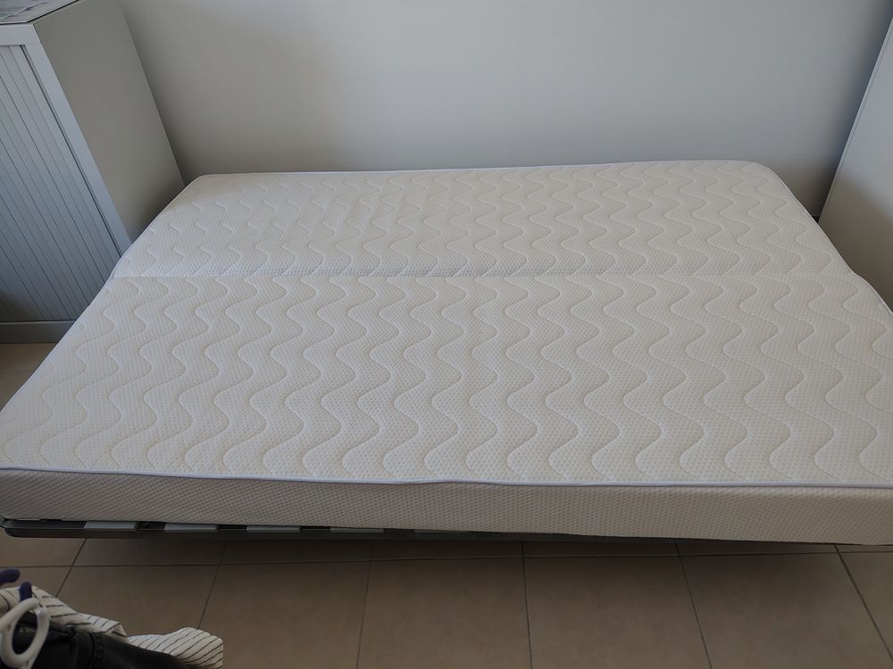 CLIC-CLAC &agrave; lattes. Etat comme neuf. Matelas 15cm. Meubles