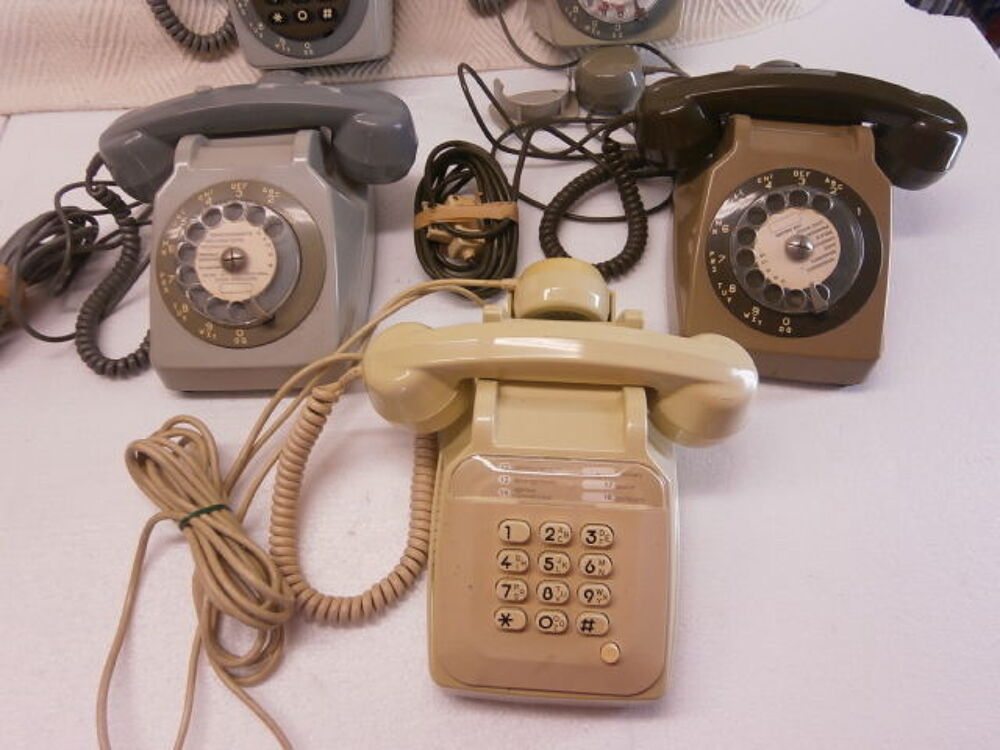 Collection de 5 t&eacute;l&eacute;phones et articles de t&eacute;l&eacute;phonies 