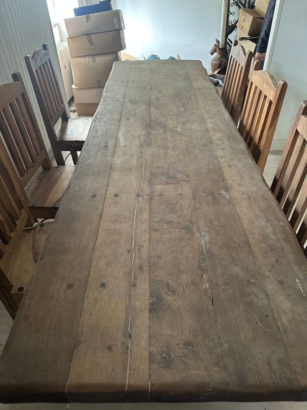 Table de salle &agrave; manger en ch&ecirc;ne, plateau d'&eacute;paisseur 10cm.
Décoration