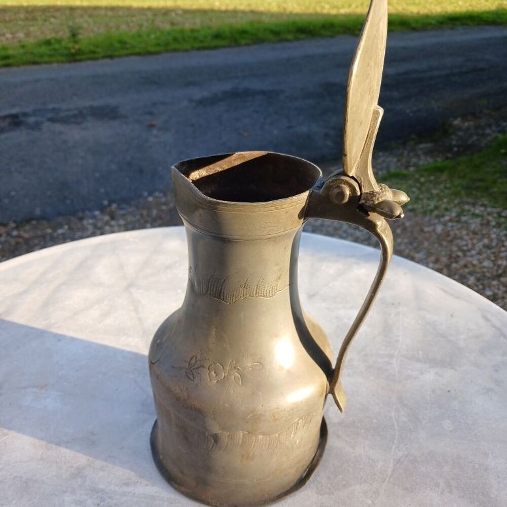pot en &eacute;tain grav&eacute; 