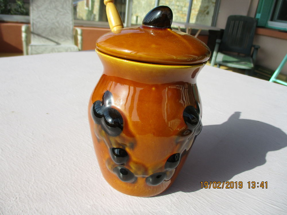 1 Pot &agrave; Olives d&eacute;cor&eacute; (St R&eacute;my de Provence). Décoration