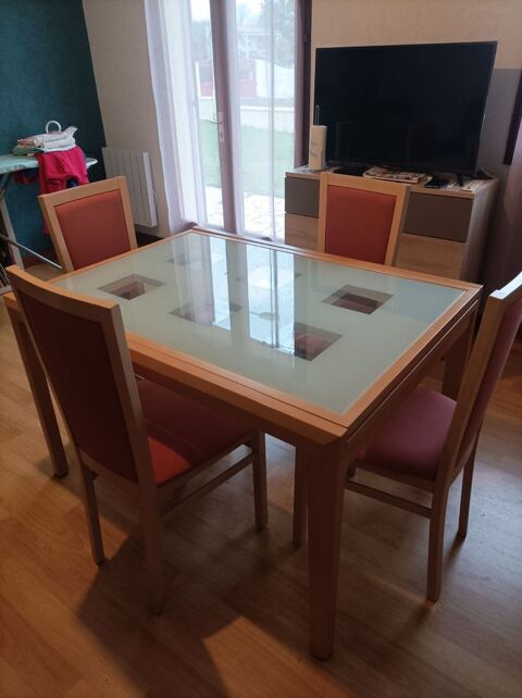 table salle a manger et 8 chaises  0 Savign (86)