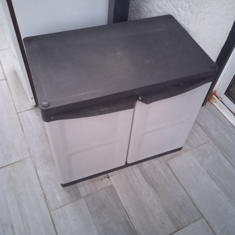 Meuble de rangement en PVC en bon &eacute;tat de fonctionnement. 64 Meubles
