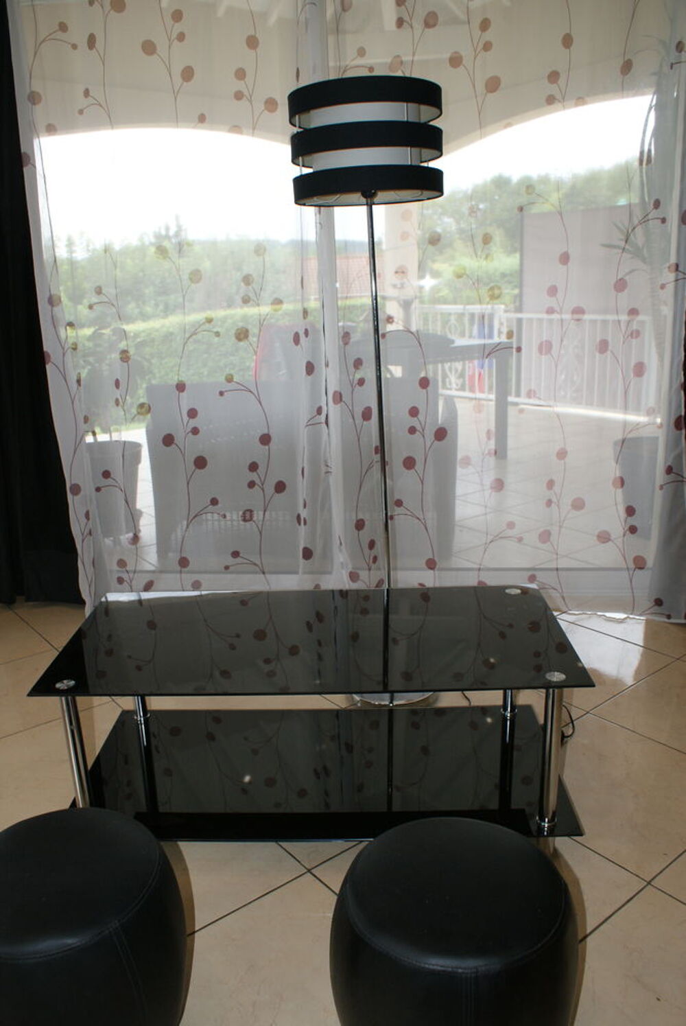 Table basse en verre noir + 2 poufs Meubles