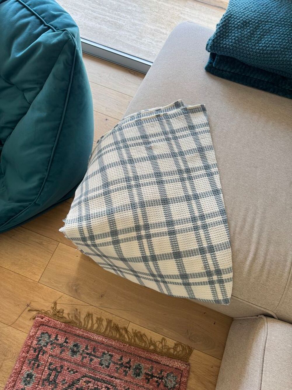 Plaid doux &agrave; carreaux bleus et blancs Décoration