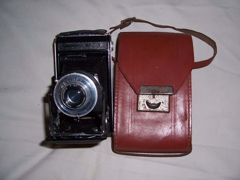appareil photo Kodac ancien avec sacoche en cuir
