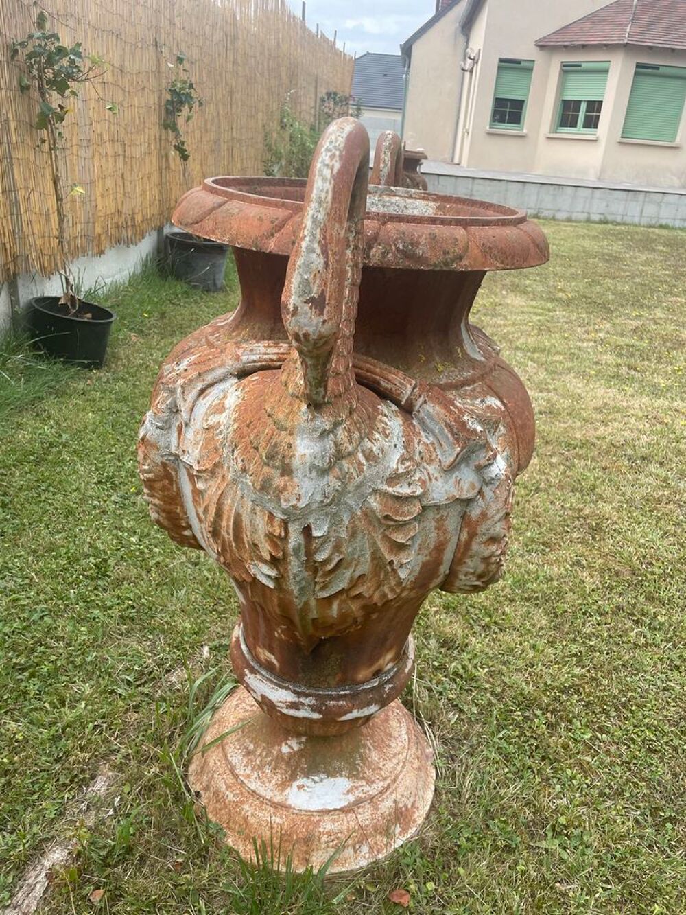 Magnifique vase orn&eacute; de cols de cygne en fonte Décoration