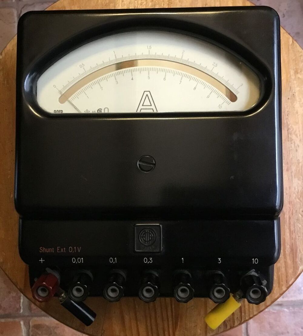 Ancien instrument scientifique de pr&eacute;cision. 