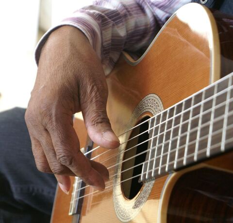 Cours de guitare acoustique et chant 0 72650 Saint-saturnin