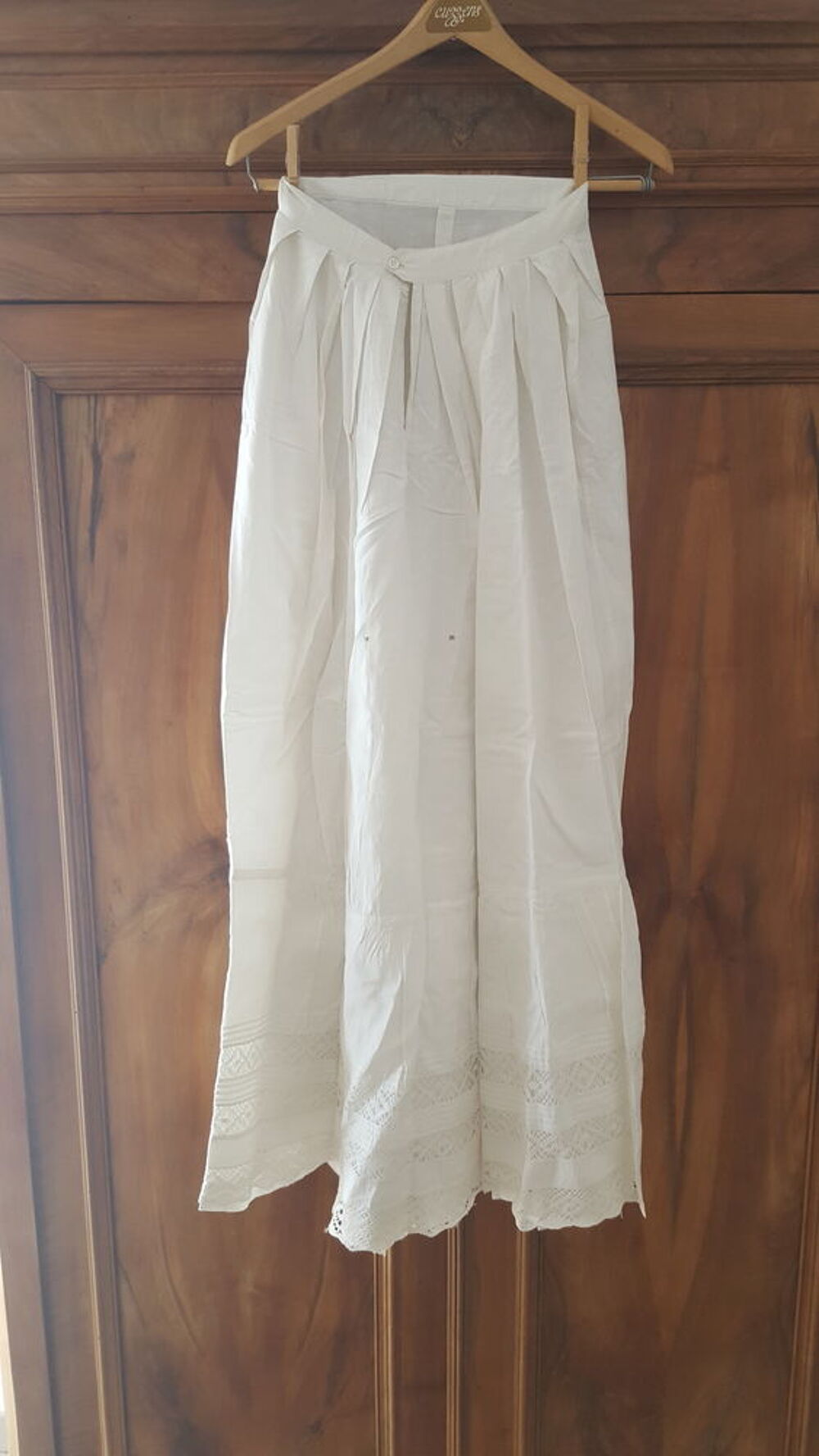 Jupon tr&egrave;s ancien (ann&eacute;es 20)
Vêtements