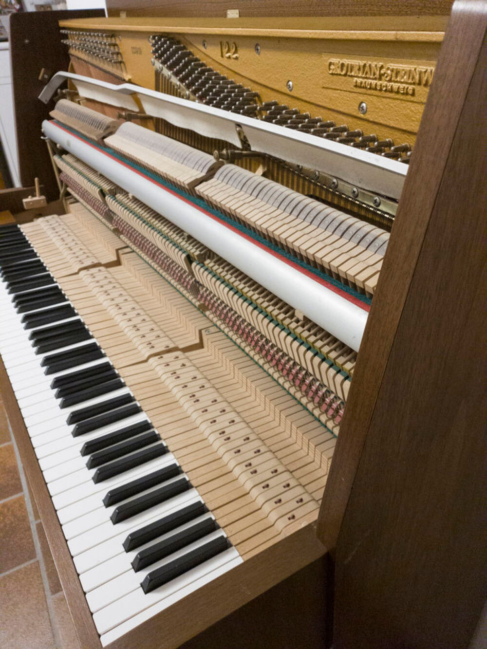 Piano droit noyer satine GROTRIAN-STEINWEG mod&egrave;le 122M Instruments de musique