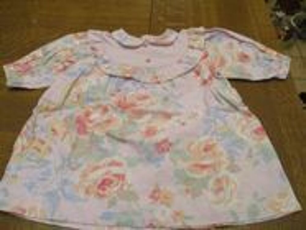 Robe fleurie sur fond rose Vêtements enfants
