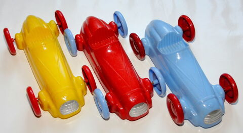 Voitures de course plastique dur ann�e 50 50 Issy-les-Moulineaux (92)