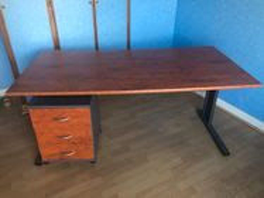 BUREAU 2M X 72 Cm X 80 Cm
Lampe de bureau offerte. Meubles