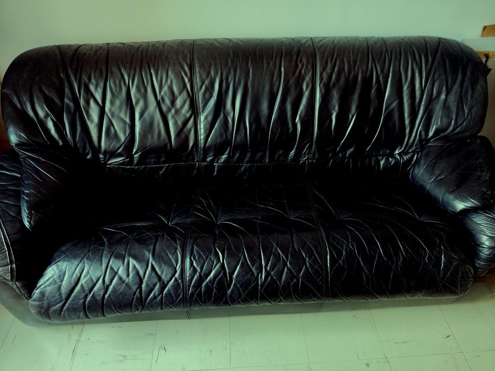Canap&eacute; et fauteuil en cuir noir v&eacute;ritable grande marque . Meubles
