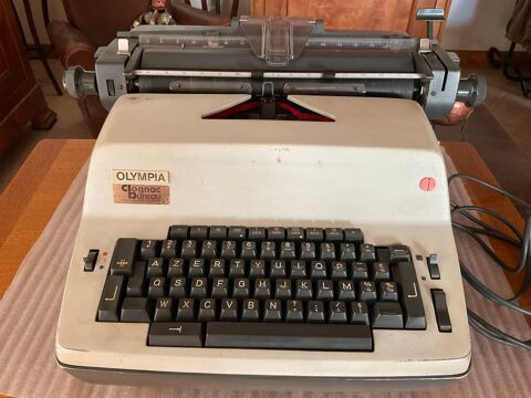 Machine � �crire.  Olympia. 50 P�rignac (17)