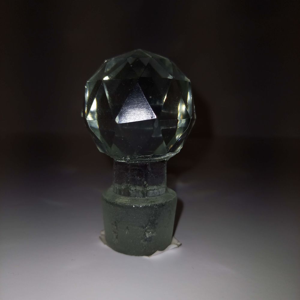 Bouchon de carafe en cristal ou verre avec des facettes, anc Décoration