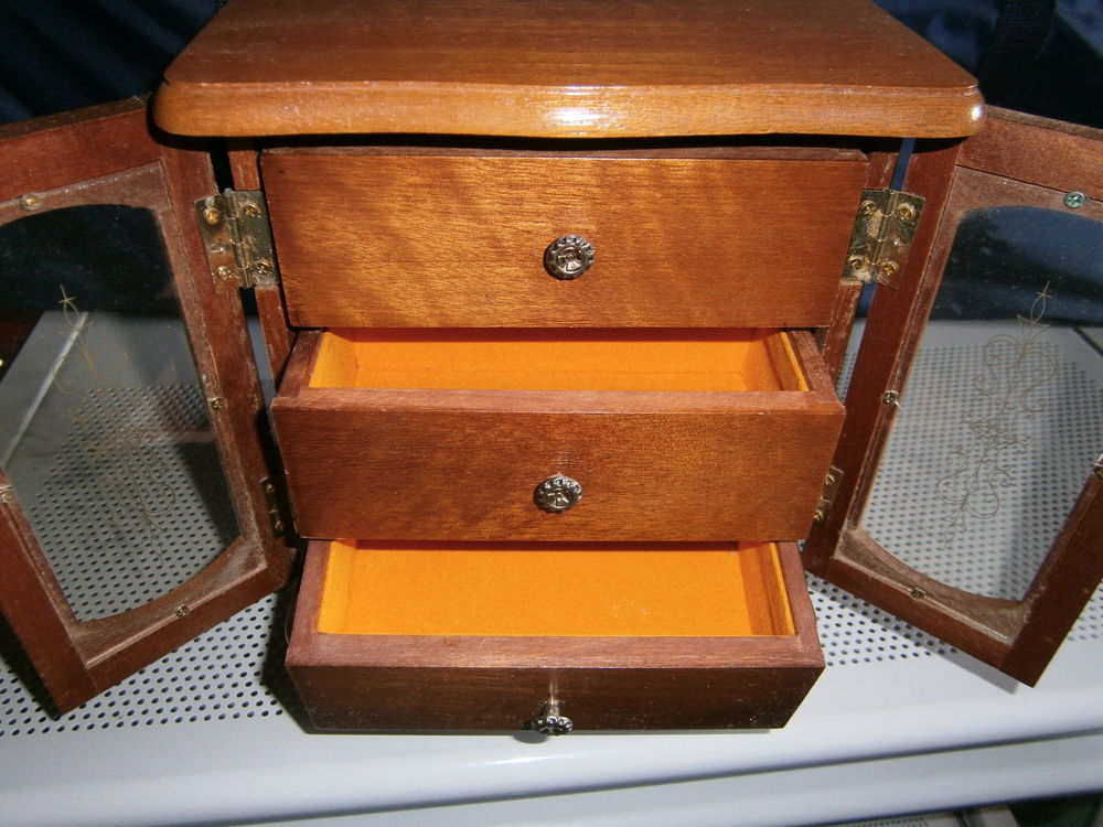 BOITE A BIJOUX EN BOIS Bijoux et montres