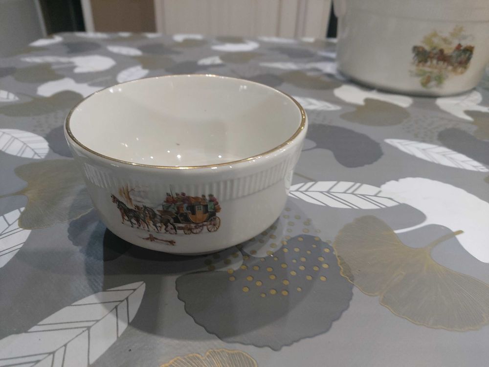 SERVICE DE VAISSELLE ANNEE 1970-1980 NEUF Décoration