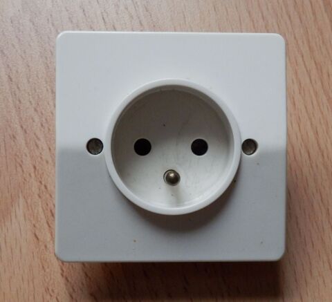 Prise 2 p�les + terre Neptune : tr�s bon �tat 2 �vry (91)