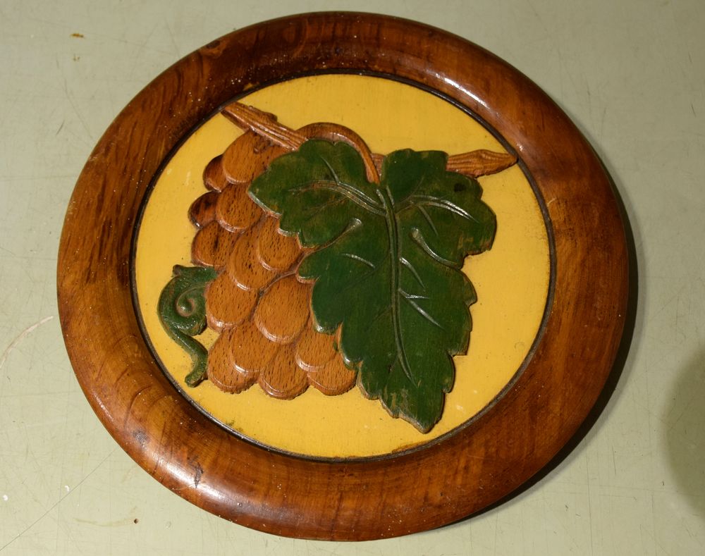 Assiette Bois Ancienne - A la Vigne en relief. Décoration