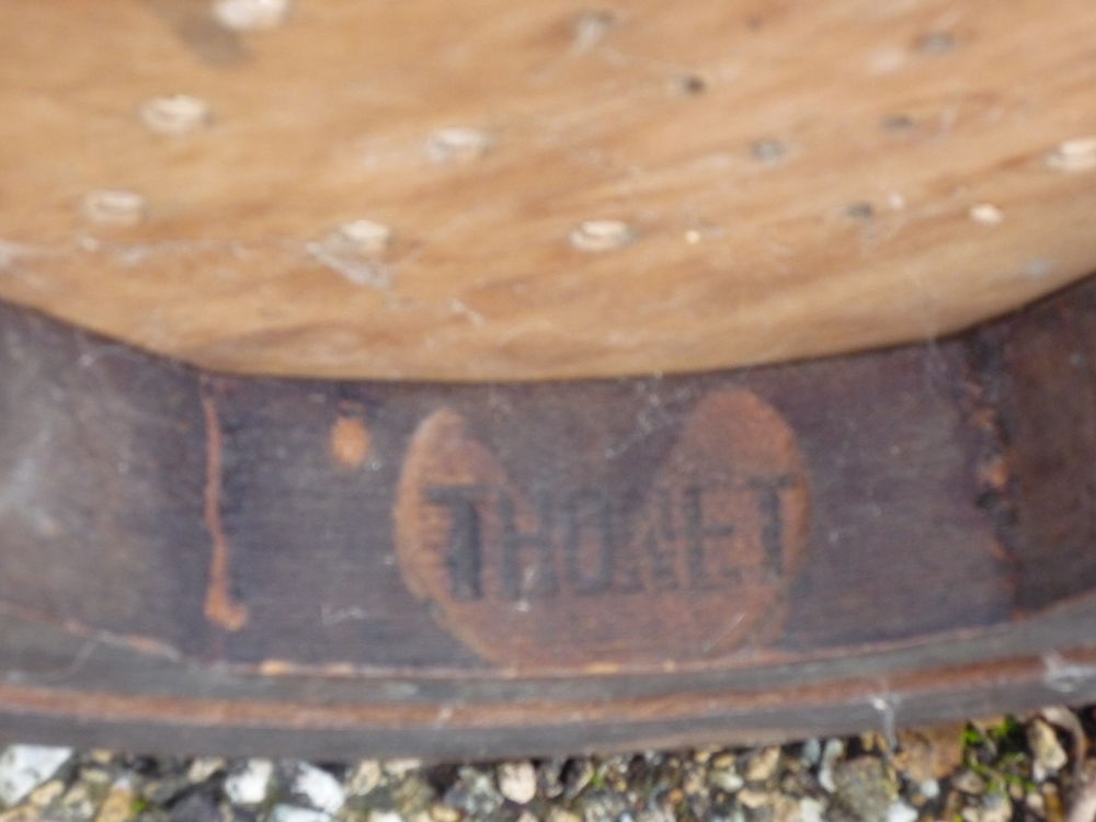Tabouret Thonet
diam&egrave;tre 35cm
h 55cm 