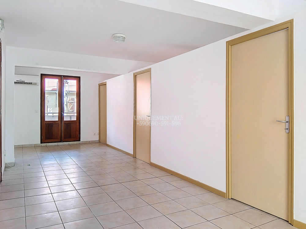   À louer – Immeuble de bureaux non meublé 80 m² – Emplacement central Basse-Terre Basse-terre