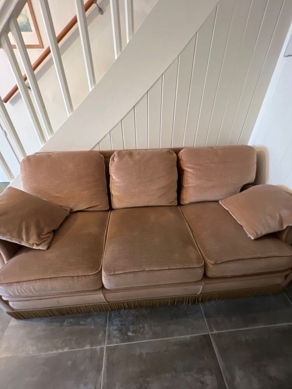 Canap&eacute; velours beige avec deux coussins Meubles