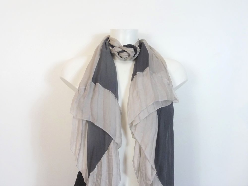 Foulard/ Echarpe Pliss&eacute; Gris et Ecru avec son Noeud Vêtements
