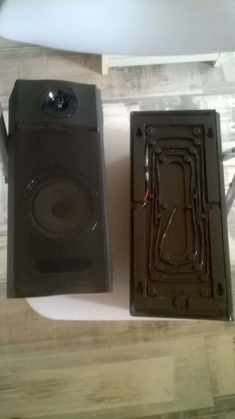 2 enceintes murale en coin pour HIFI 
A accrocher ou &agrave; pose Audio et hifi
