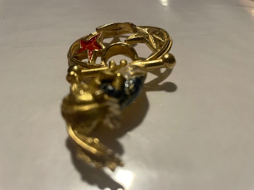 Broche dor&eacute;e CIRCUS avec singe ballon &eacute;toil&eacute; MUSEE ANTIGONA Bijoux et montres
