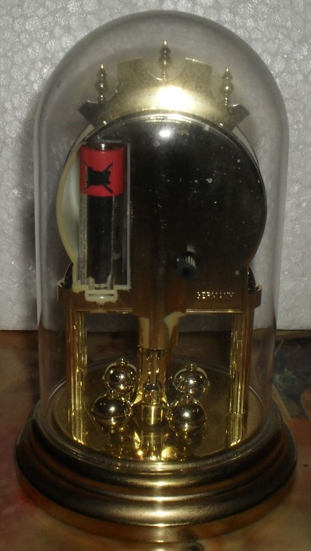 Pendulette dor&eacute;e sous cloche 
Marque Vedette Décoration