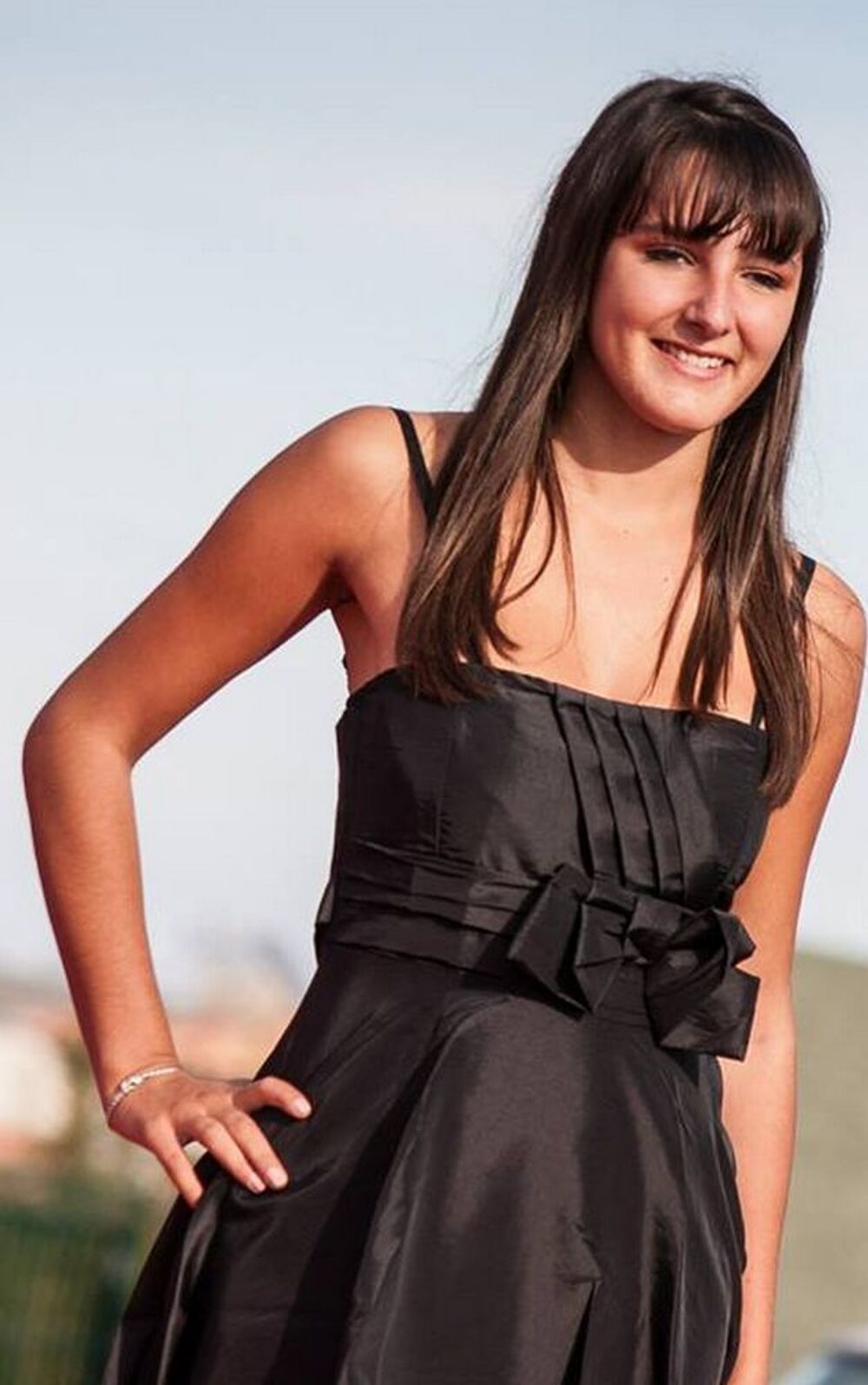 Robe courte avec fines bretelles, noire Vêtements