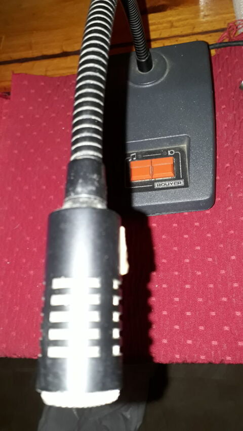  GC 1021 est un pupitre microphone 35 Serres-Castet (64)