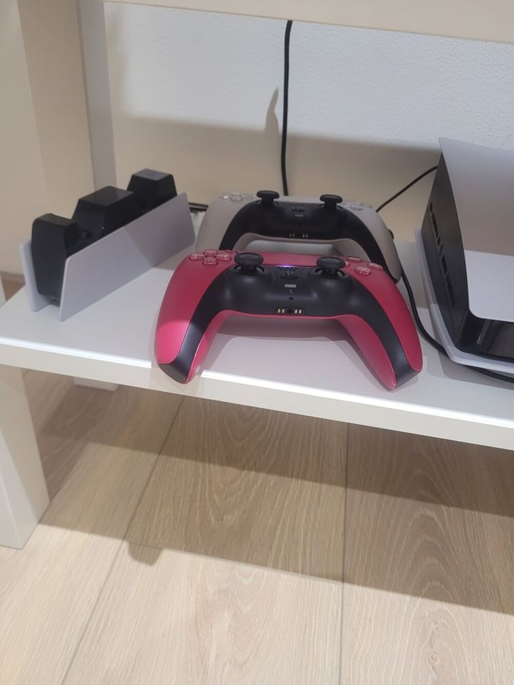 Playstation 5, deux manettes et un chargeur Consoles et jeux vidéos