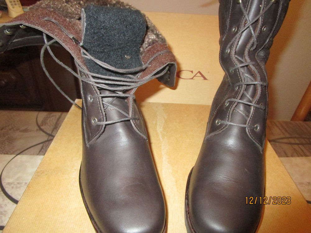 une paire de bottines en cuir et mouton Chaussures