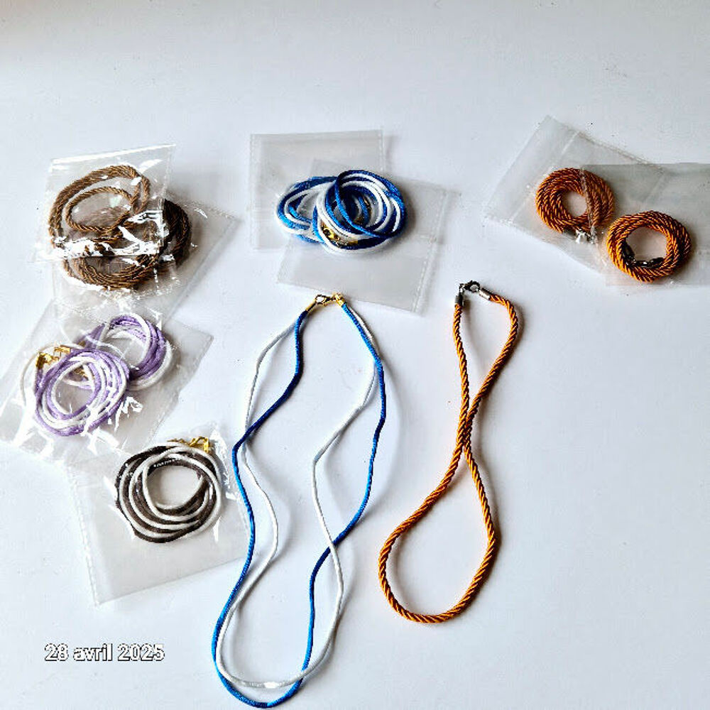 Lot de 12 colliers imitation corde, ou double, en satin avec Bijoux et montres