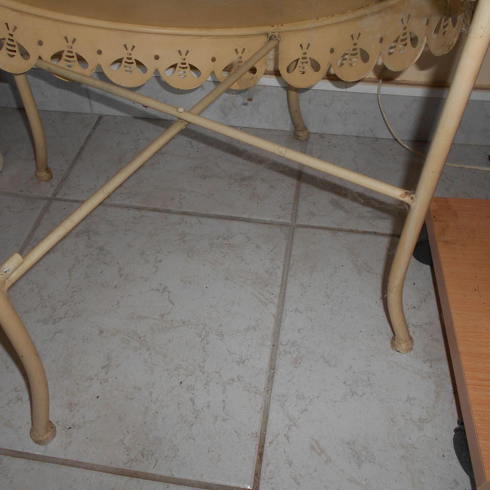 petite table ronde en m&eacute;tal - 3 niveaux - tr&egrave;s bon &eacute;tat Meubles