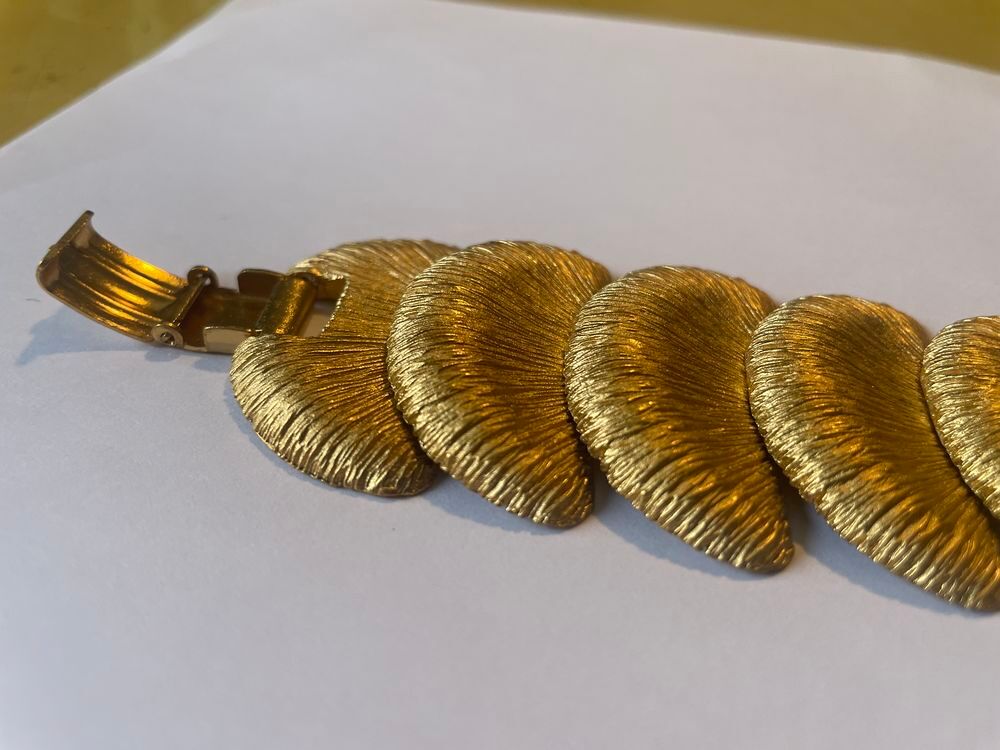Bracelet articul&eacute; coquillages stri&eacute;s dor&eacute; BALENCIAGA Bijoux et montres