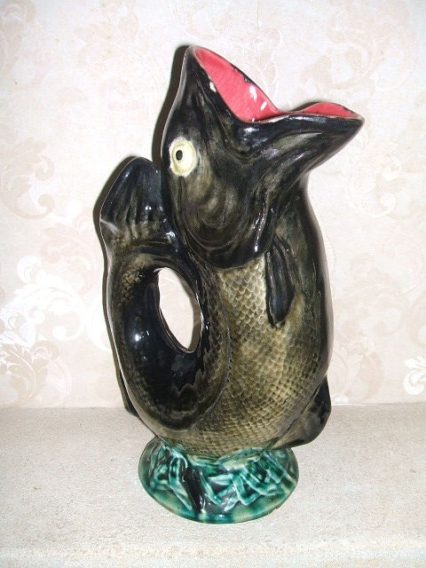 Tr�s ancien pichet en barbotine mod�le poisson de Nimy 120 Le Taillan-M�doc (33)