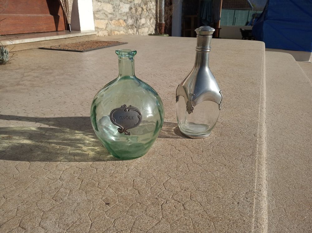 Diff&eacute;rentes carafes &agrave; whisky, gn&ocirc;le et autre Décoration