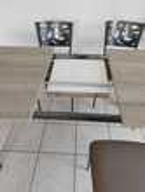 Table de salle &agrave; manger et ses 4 chaises Meubles