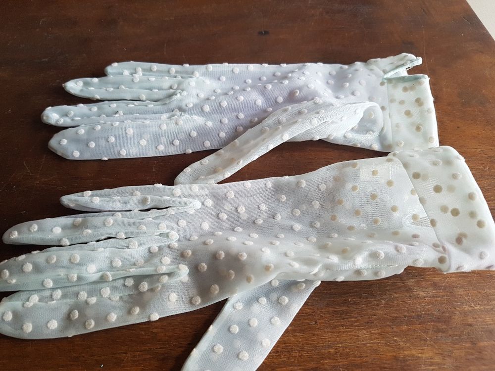 Paires gants noirs en polyester et en plumetis blancs Vtements