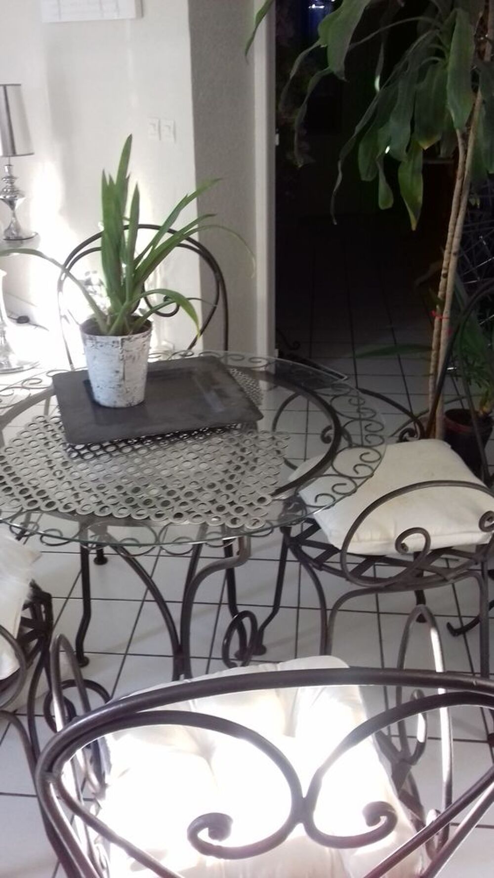 table en fer forg&eacute; + 4 chaises Meubles