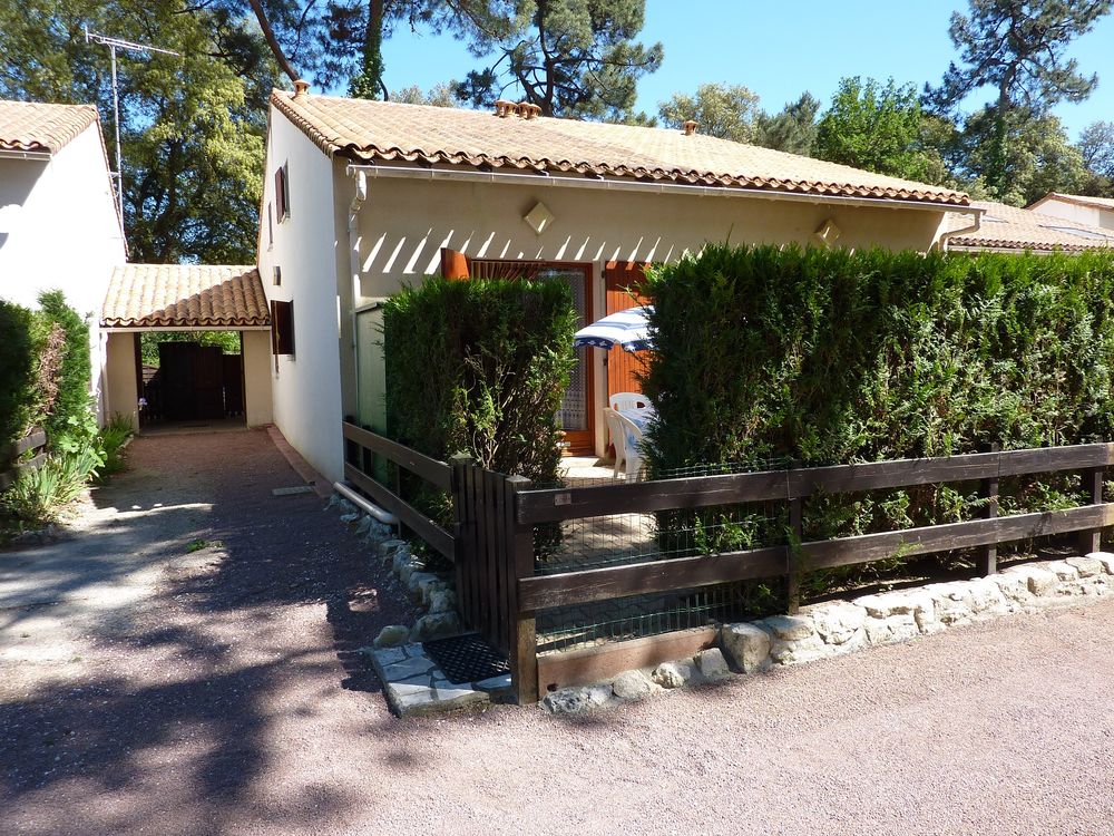   Petit pavillon dans site bois Vacances  / Offres de location 