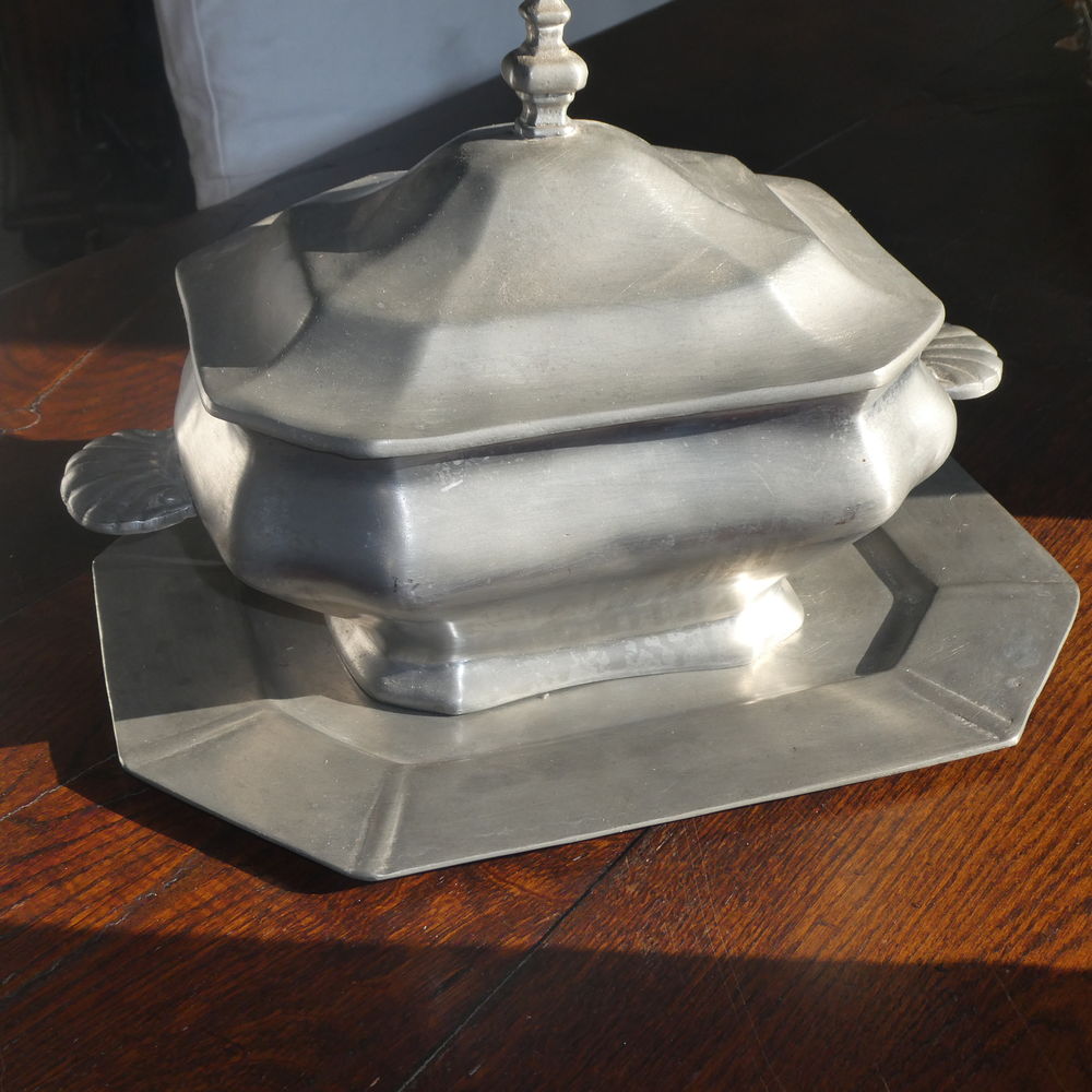 Soupi&eacute;re ancienne en &eacute;tain , de 1920 Décoration