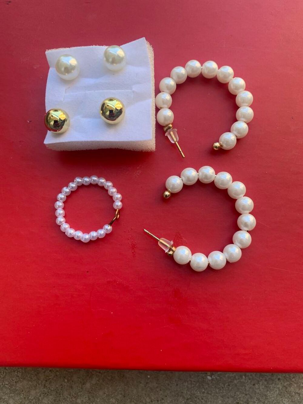 Lot 4 paires boucles d'oreille perles et dor&eacute; set et &eacute;l&eacute;gant Bijoux et montres