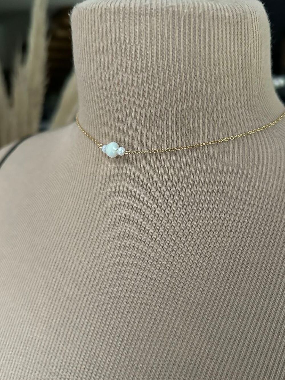 collier dos mari&eacute;e en perles de cristal blanche Bijoux et montres